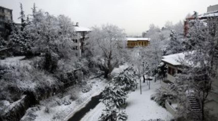 Kar Nedeniyle Yollarda Kalan Ara&ccedil;ları Polis Itti