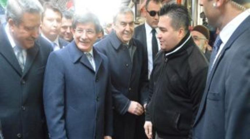 Dışişleri Bakanı Ahmet Davutoğlu Kemeraltı &Ccedil;arsını Gezdi