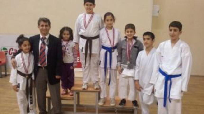 Karate Kursu &Ouml;ğrencileri 2 Şampiyonada 8 Madalya Kazandı