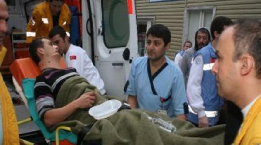 Karda Kayan Kamyon Yolcu Minib&uuml;s&uuml;n&uuml; Bi&ccedil;ti: 7 Yaralı