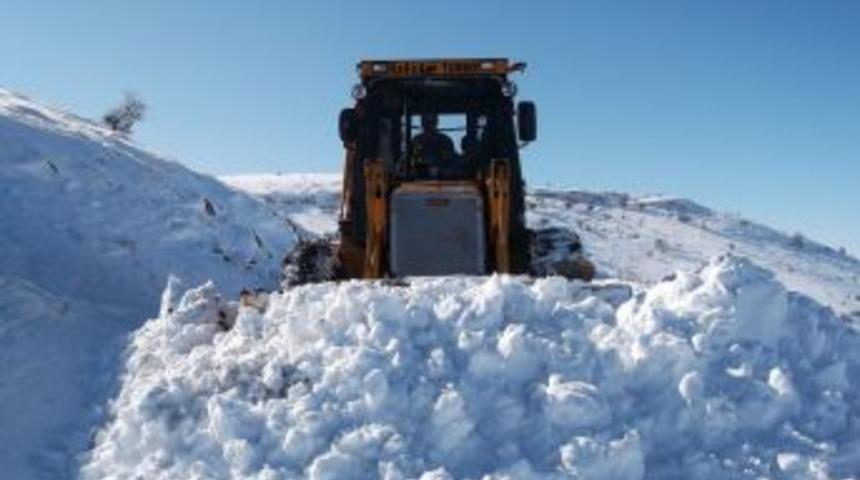 Elazığ'da Yolda Mahsur Kalan 7 Minib&uuml;s Ve Yolcusuna Ulaşıldı