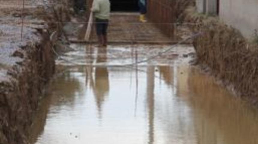 Burhaniye&rsquo;de Sel &Ouml;nlemi