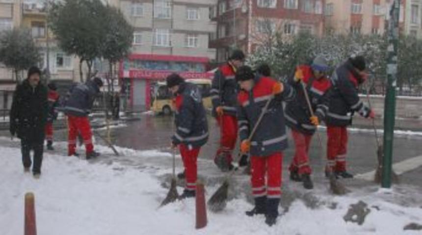 G&uuml;ng&ouml;ren Belediyesi Karla M&uuml;cadele &Ccedil;alışmalarına Başladı