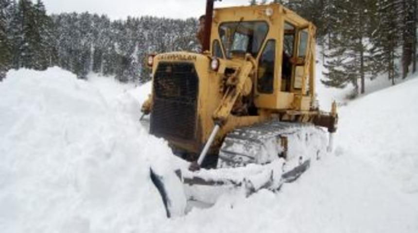 G&ouml;ksun'da 25 K&ouml;y Yolu Ulaşıma Kapandı