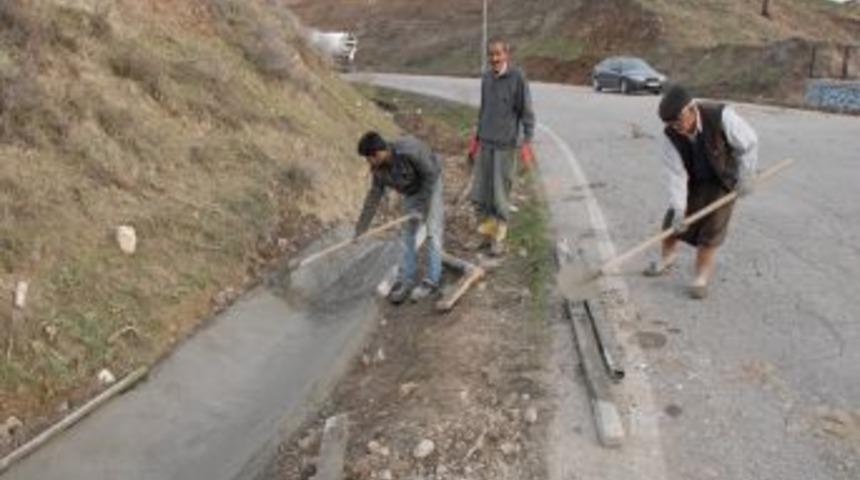 Eğri &Ccedil;ay Alt Ge&ccedil;itine Yağmur Suyu Kanalı Yapılıyor