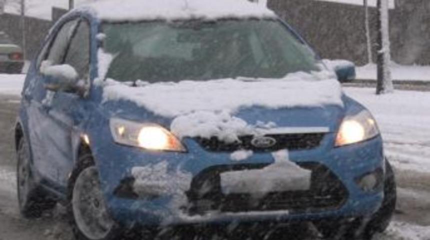 Kar Yağışı S&uuml;r&uuml;c&uuml;lere Zor Anlar Yaşattı