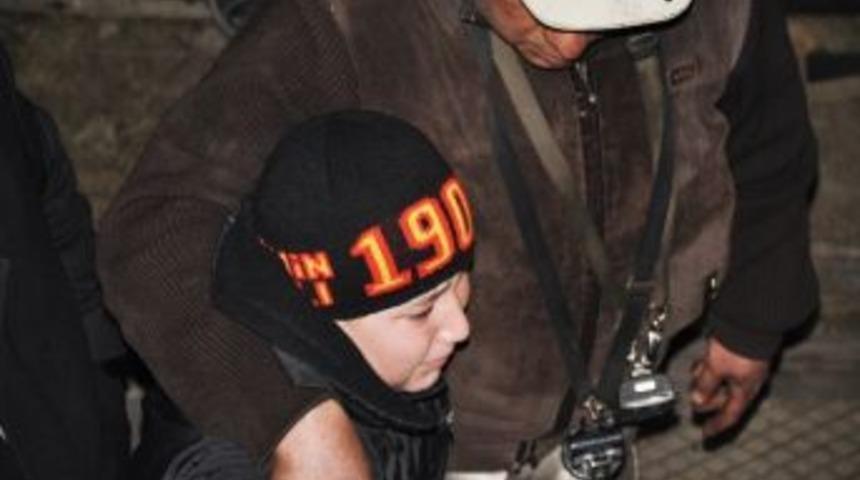 Babasını Karşısında G&ouml;r&uuml;nce Boynuna Atladı