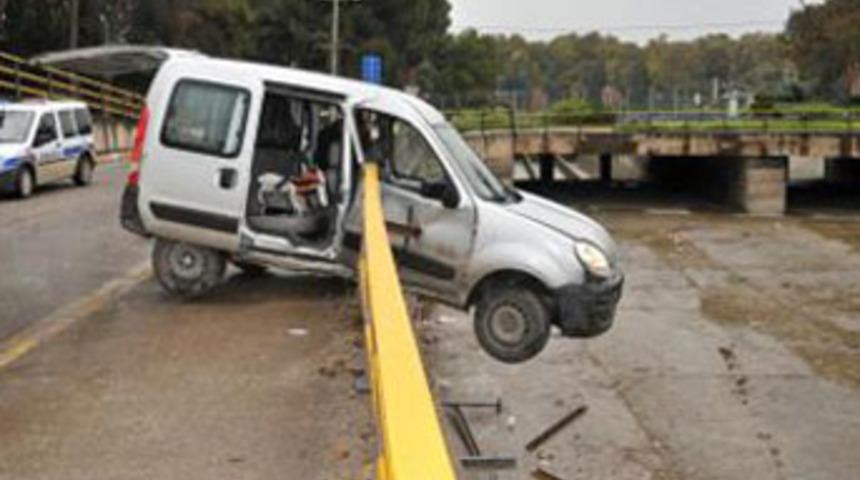 Korkuluk araca ok gibi saplandı