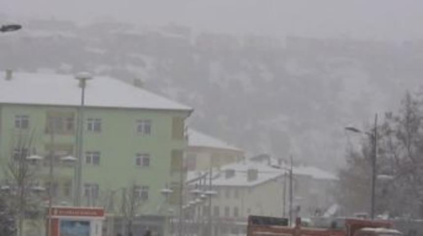 Akdağmadeni&rsquo;nde Kar Yağışı Etkisini S&uuml;rd&uuml;r&uuml;yor