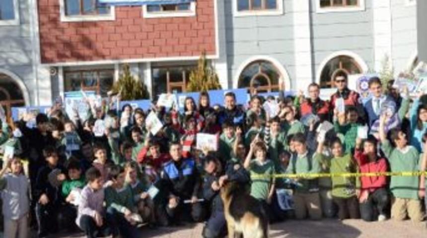 Polislerden &Ccedil;ocuklara G&ouml;steri