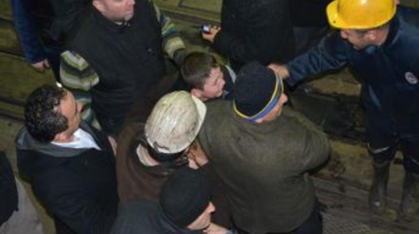 &Ccedil;ocuğun Ocakta Mahsur Kalan Babasına Kavuşma Anı Y&uuml;rekleri Dağladı