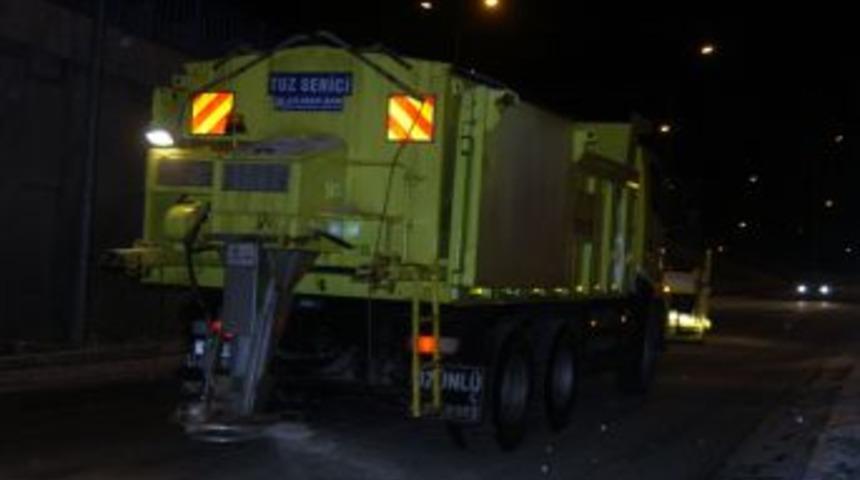 Buzlanan Yolda Onlarca Ara&ccedil; Zincirleme Kaza Yaptı