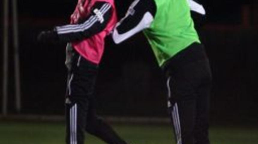 Beşiktaş'ta Fernandes Ve Yeni Transfer G&ouml;khan S&uuml;zen Takımla Birlikte &Ccedil;alıştı