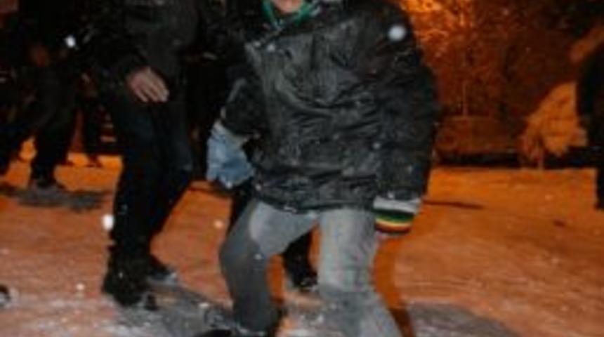 Bursa'da &Ccedil;ocukların Gece Yarısı Poşet Ve Snowboard İle Kayak Keyfi