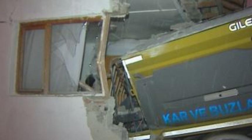 Kar K&uuml;reme Aracı Yatak Odasına Daldı: 3 Hafif Yaralı