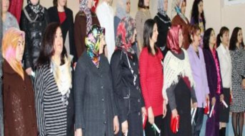 Alaşehir'de Aile Eğitimi Kursu'nu Tamamlayan Annelere Belgeleri Verildi