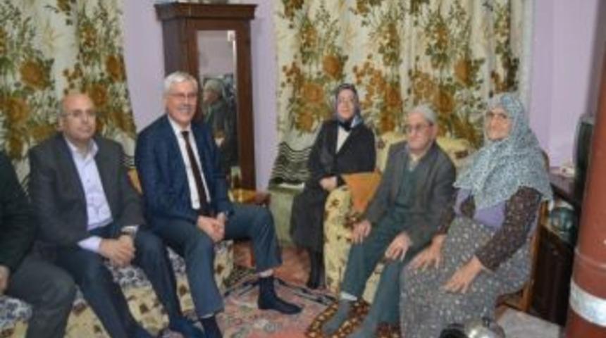 Başkan Ak, Şehit Ailelerine Ziyaretlerini S&uuml;rd&uuml;r&uuml;yor