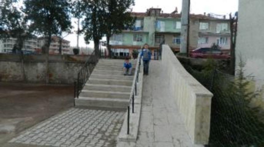 Kula'da İlk&ouml;ğretim Okuluna Engelli Rampası Yapıldı