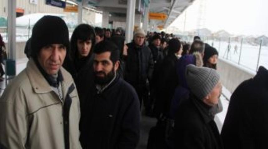 Kar, Bursa'da Metro Seferlerini Vurdu