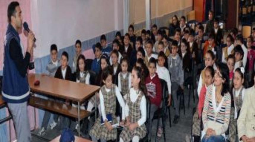 Polisten &Ccedil;ocuklara Uyarı: Aile Bilgilerinizi Internette Paylaşmayın