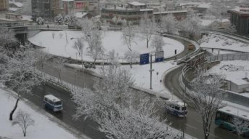 Kar Kalınlığının 10 Santimetreyi Ge&ccedil;tiği Bursa'da 114 K&ouml;y Yolu Ulaşıma Kapandı