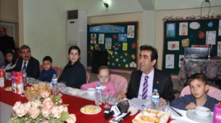 Vali G&uuml;zeloğlu Kimsesiz &Ccedil;ocuklarla Yemekte Buluştu