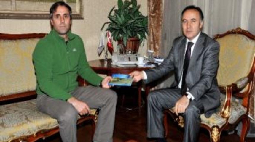 Sevg&uuml;l,vali Altıparmak&rsquo;a Kitabını Hediye Etti