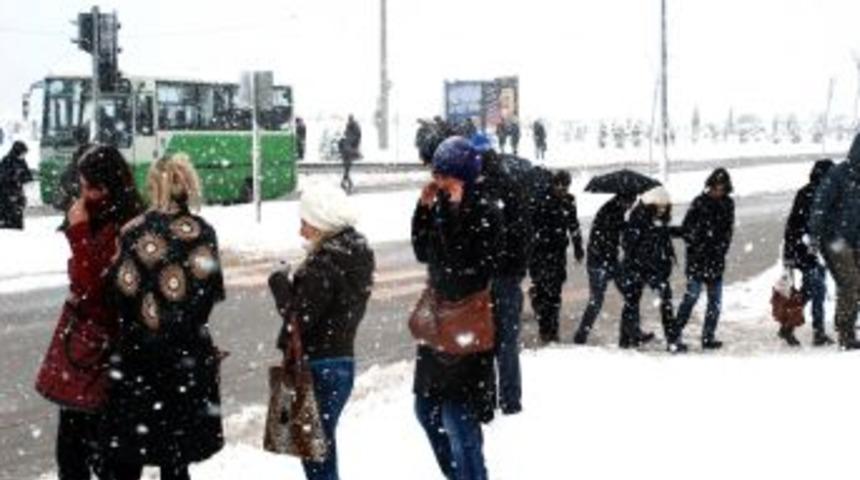 Kar Yağışı, &Uuml;niversite &Ouml;ğrencilerine Zor Anlar Yaşattı