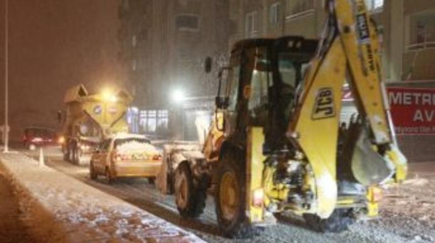 Gebze'de Ekipler Kar N&ouml;betinde