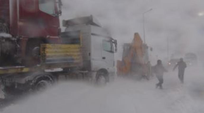 Kar Ve Tipiden Kapanan Yolda Ara&ccedil;lar Mahsur Kaldı