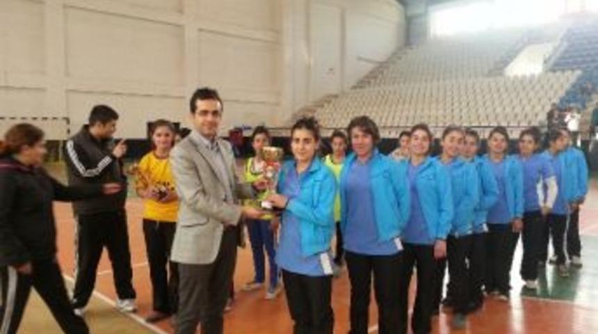 Hentbol M&uuml;sabakalarında Kupalar Sahiplerini Buldu