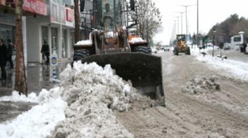 Erzincan'da Karla M&uuml;cadele &Ccedil;alışmaları Aralıksız S&uuml;r&uuml;yor