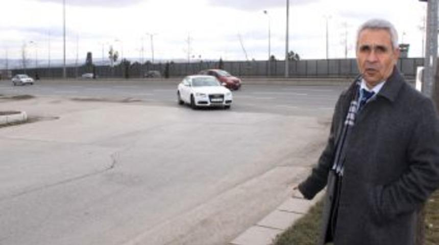 Kazada Oğlunu Kaybeden Baba, Adım Adım Dolaşıp Kusurlu Yolları Tespit Ediyor