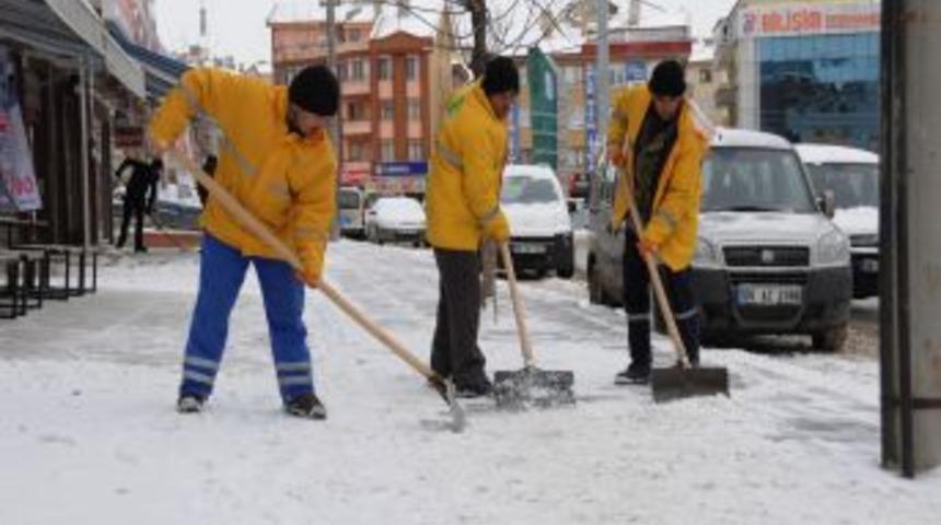 Pursaklar&rsquo;da Yoğun Kar Mesaisi Var