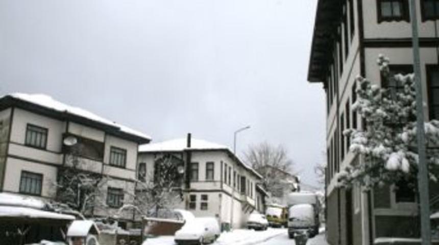 Tarihi Il&ccedil;ede Kartpostallık Kar Manzaraları