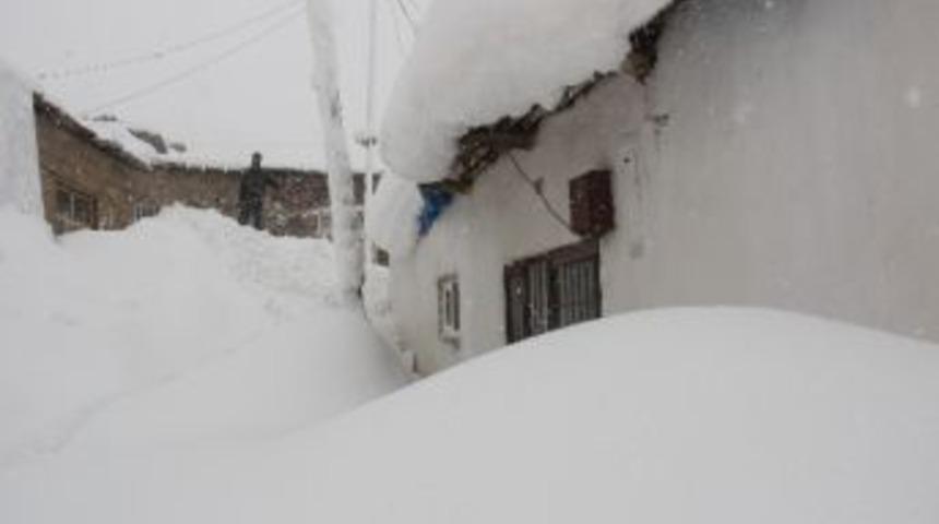 Hakkari&rsquo;de Kar Esareti S&uuml;r&uuml;yor