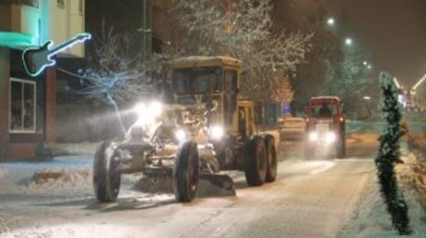 Erzincan Belediyesi&rsquo;nden Karla M&uuml;cadele &Ccedil;alışması