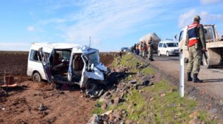 Otomobil, Minib&uuml;sle &Ccedil;arpıştı: 2 &Ouml;l&uuml;, 10 Yaralı