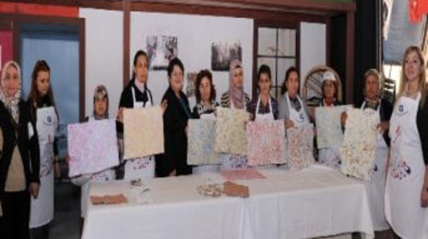 Ev Kadınları Ebru Sanatı İle Buluştu