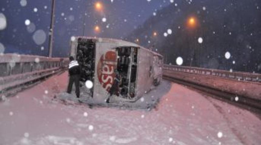 Yolcu Otob&uuml;s&uuml; Takla Attı: 1 &Ouml;l&uuml;, 10 Yaralı