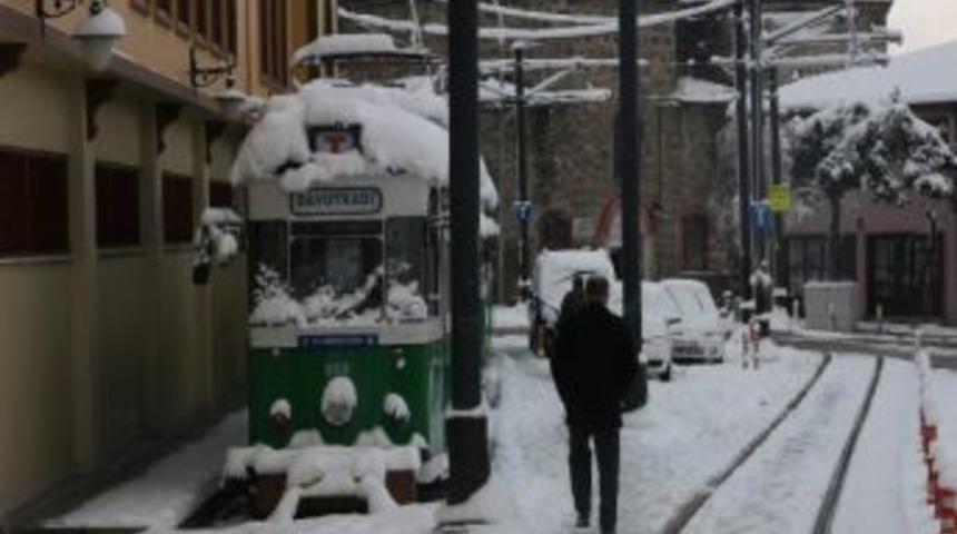 S&uuml;per Babaanne Torunlarıyla Kar Topu Oynadı