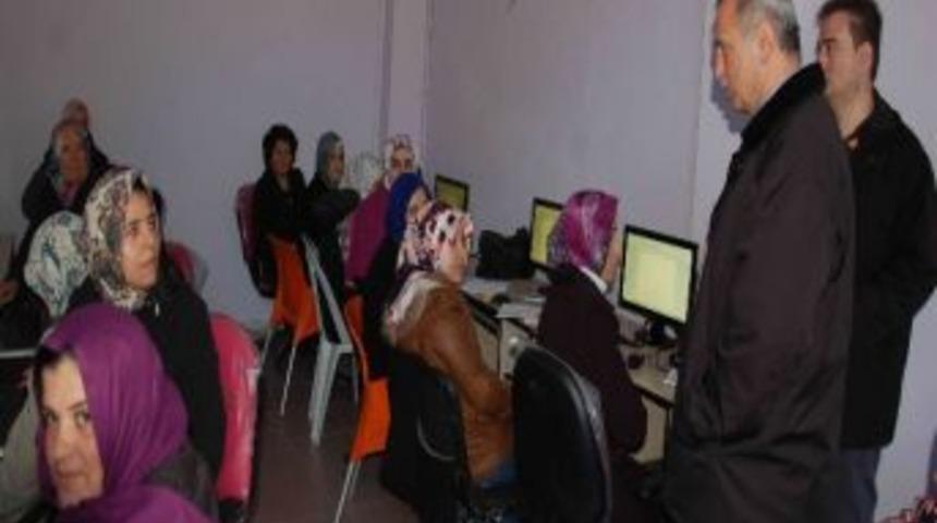 Simav&rsquo;da Kadınlar Bilgisayar &Ouml;ğrenmek İ&ccedil;in Belediye Bilgi Evlerine Akın Etti