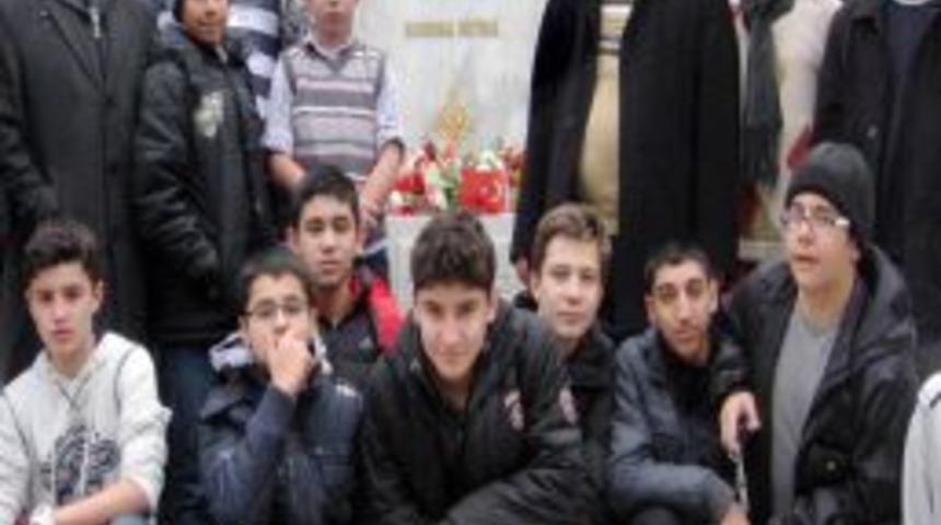 Işık &Ouml;ğrencileri, İstiklal Şairi'ni Kabri Başında Andı