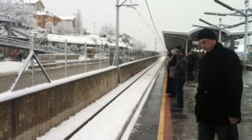 Bursa'da Kar Yağışı Metro Seferlerini De Aksattı