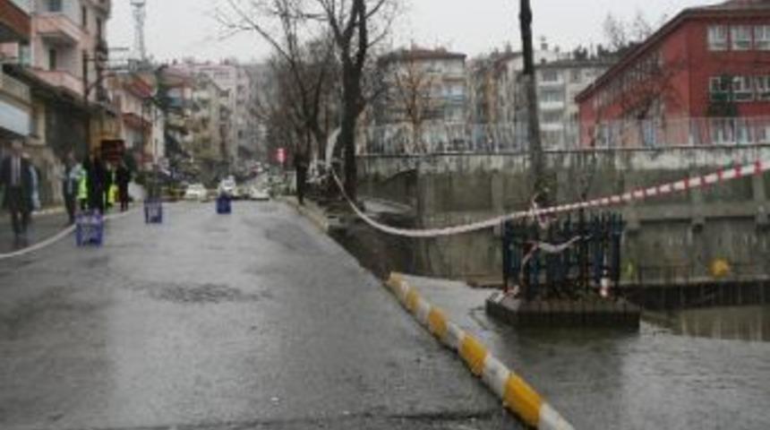 Trabzon'da Yağışlar Sonrası &Ccedil;&ouml;ken İstinat Duvarı