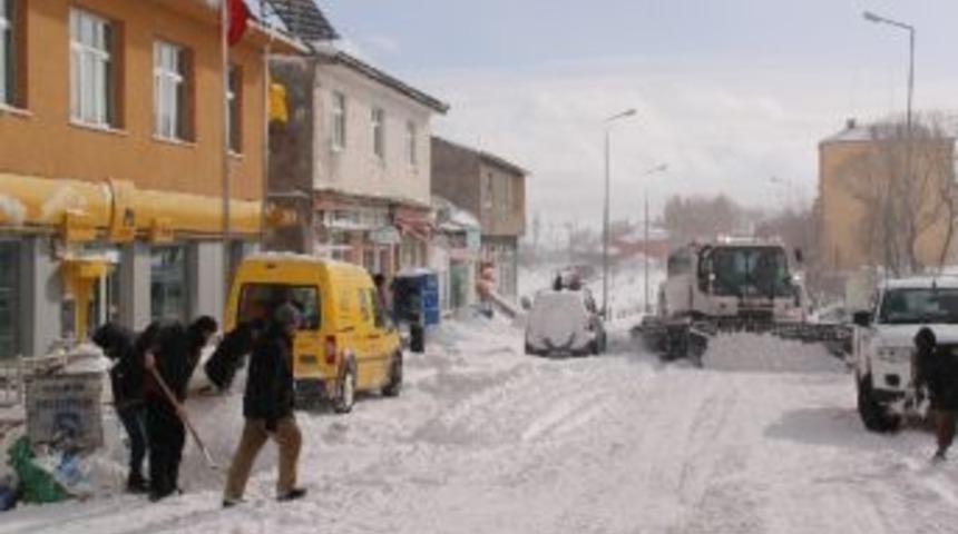 &Ccedil;ıldır&rsquo;da Kar Temizliği Başladı