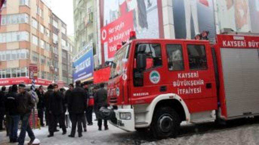 İş Merkezinin &Ccedil;atı Katında Yangın &Ccedil;ıktı