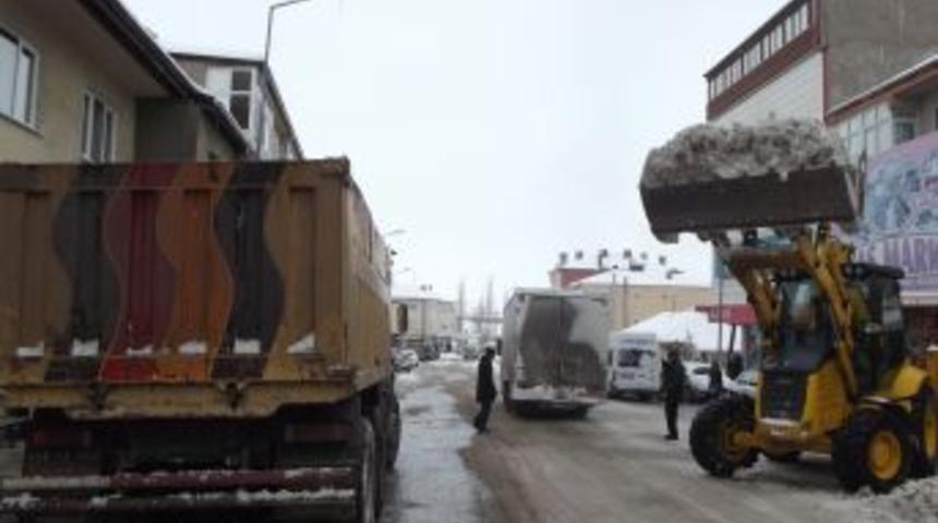 Yeni&ccedil;ubuk Belediyesi, Biriken Karları Kamyonlarla Tahliye Ediyor
