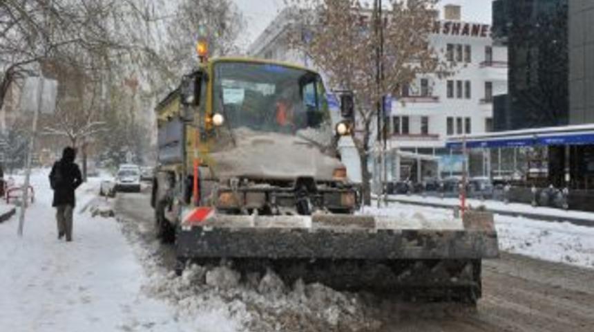 Ankara B&uuml;y&uuml;kşehir Belediyesi 358 Ara&ccedil;la Karla M&uuml;cadele Ediyor