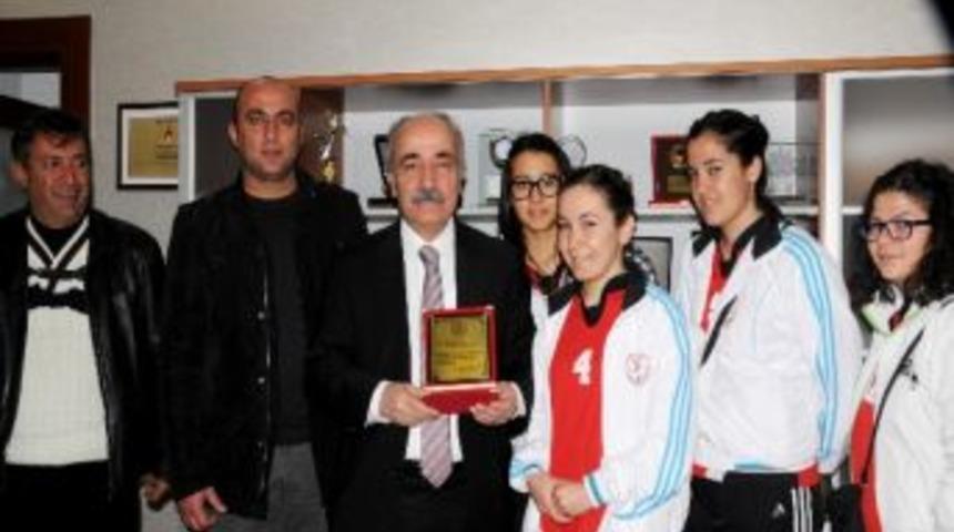 Bozyazı Anadolu Lisesi&rsquo;nden Başkan Gen&ccedil;&rsquo;e Plaket